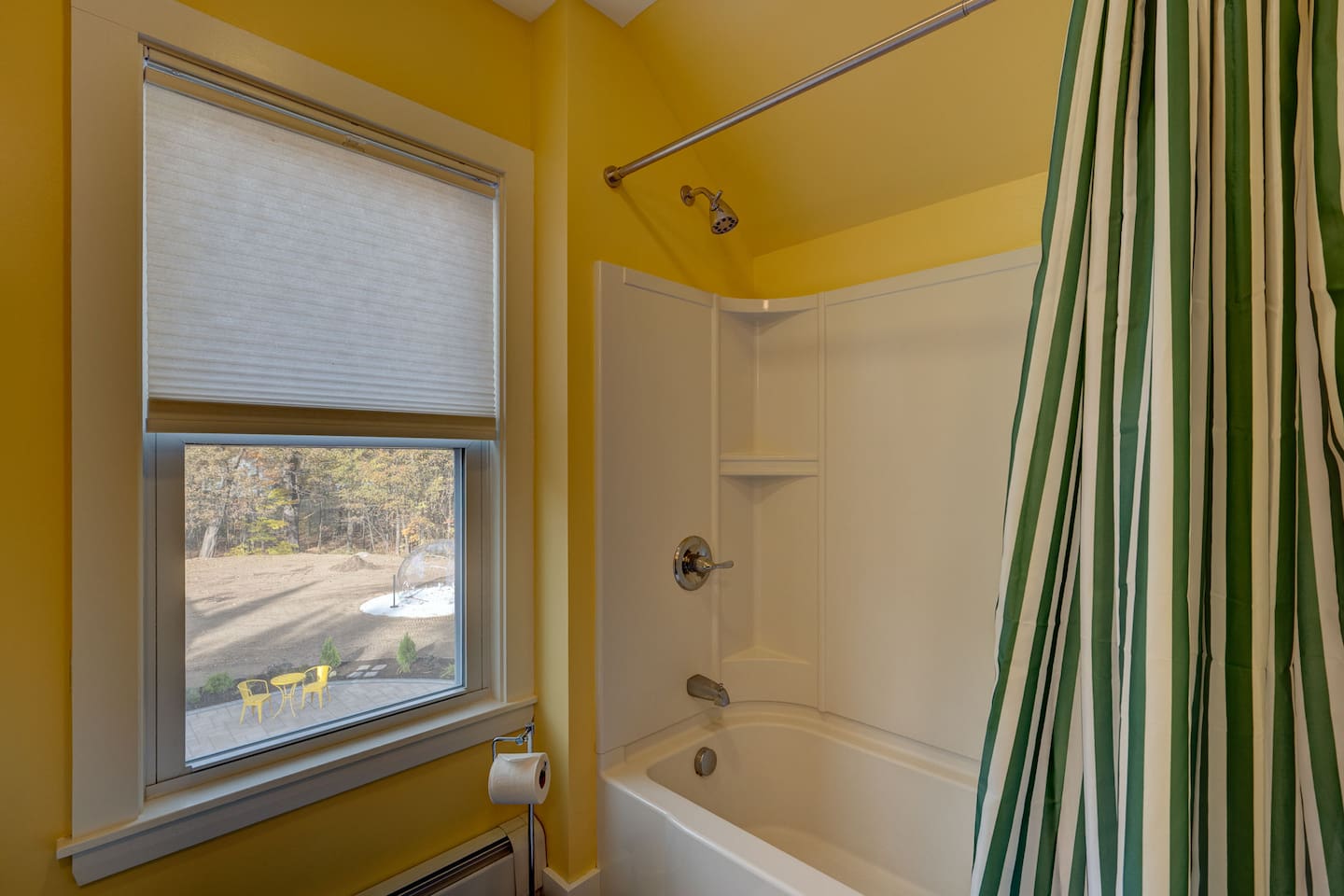 Bathtub and shower in the full bathroom