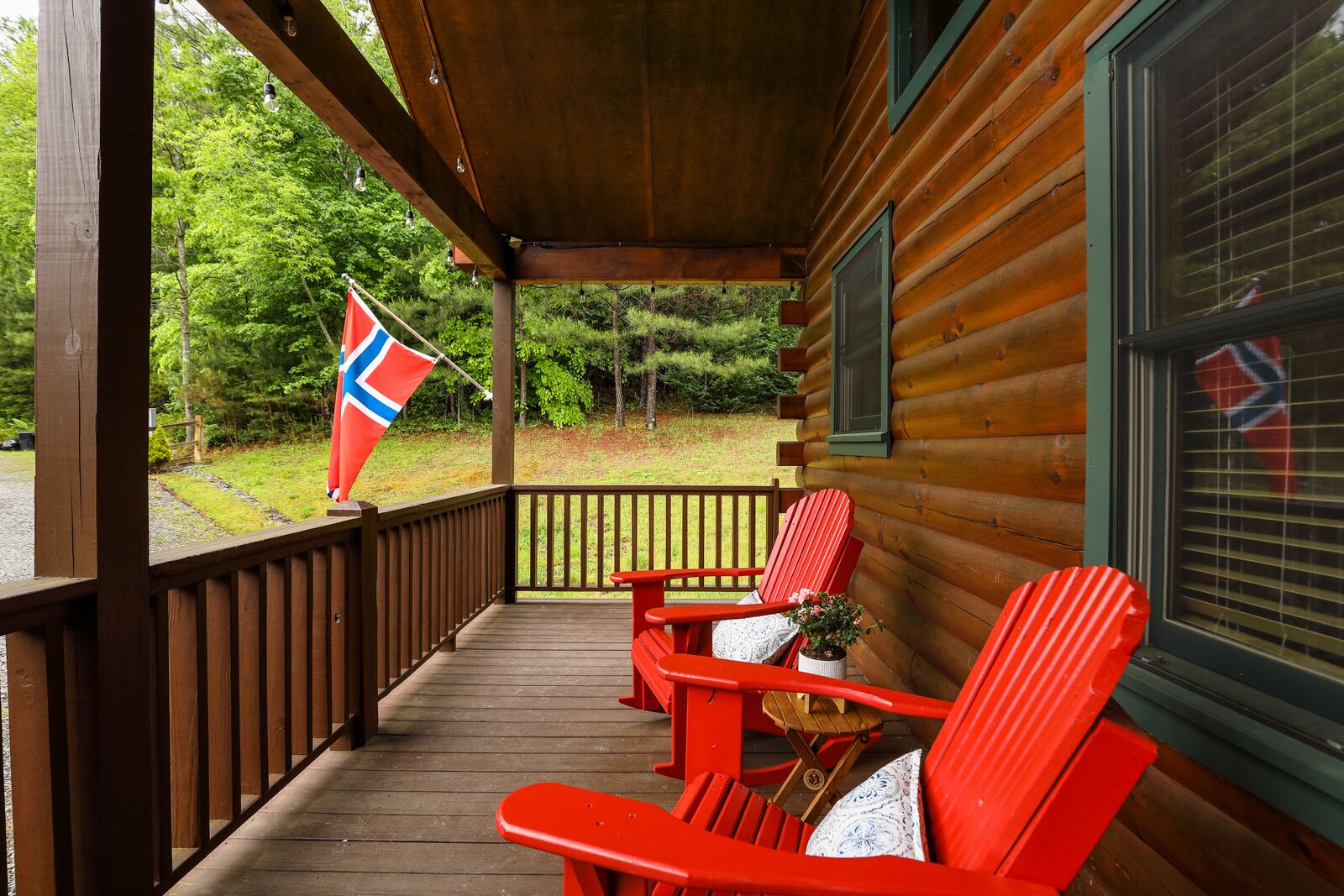 Our red rockers match the Norwegian flag and are the best for relaxing.