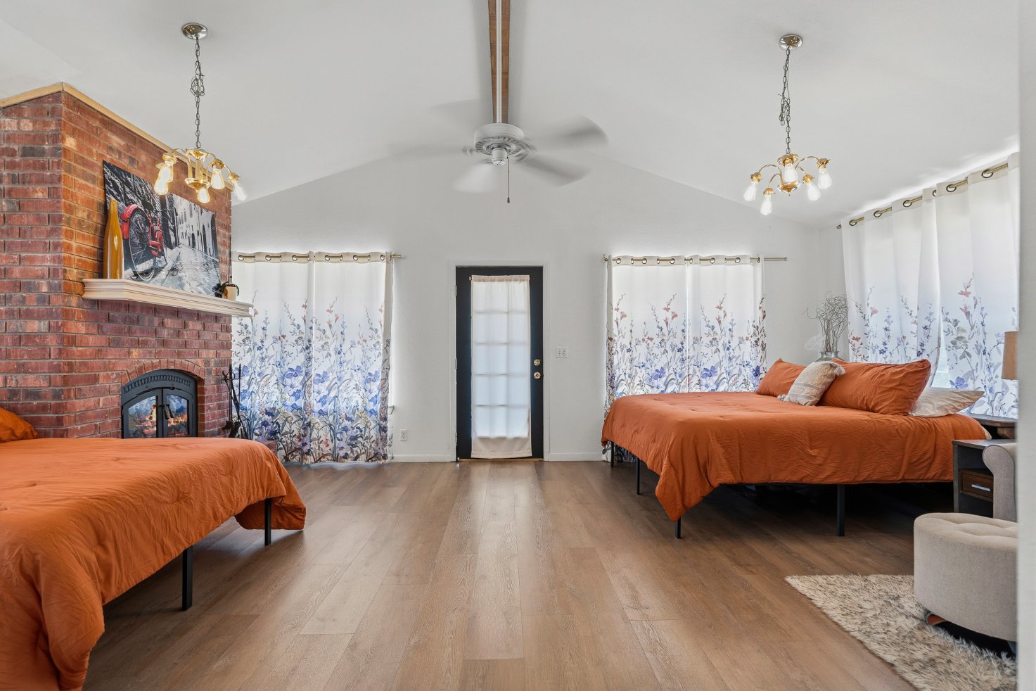 Spacious double-bedroom retreat with fireplace and vaulted ceilings