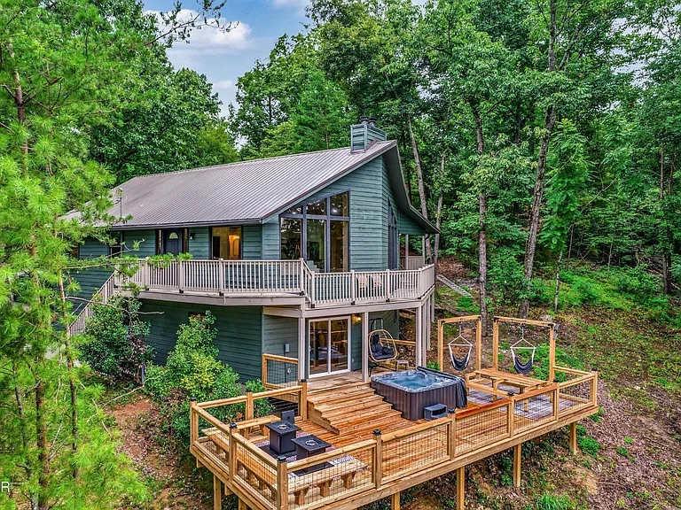 Private woodland cabin with hot tub and spacious outdoor decks