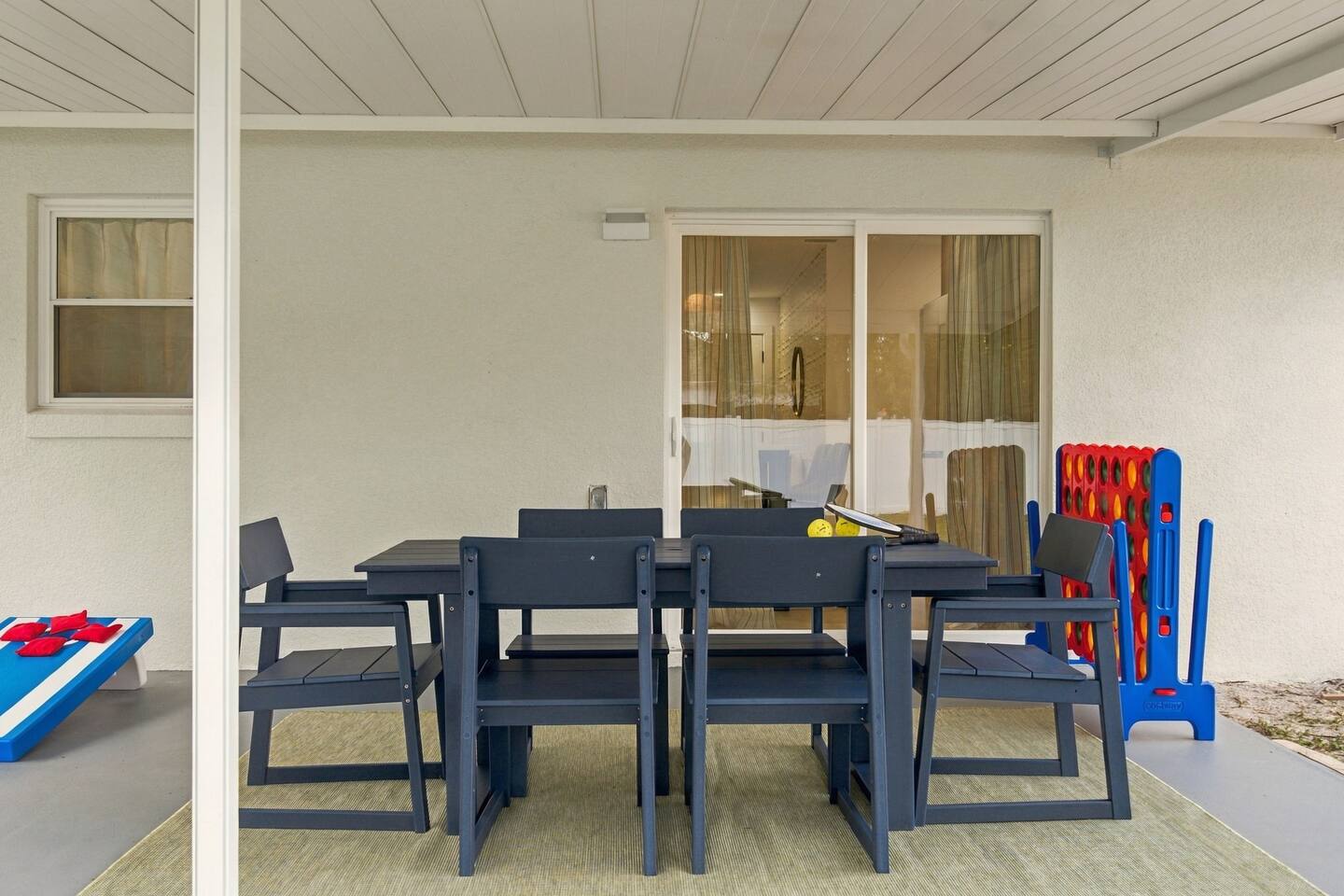 Outdoor dining for 6 and yard games.