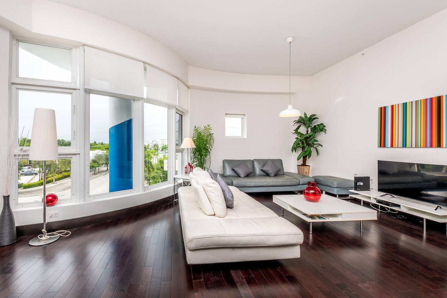 *Unbelievable 2 bed/2 bath* 1200sq ft * Parking *