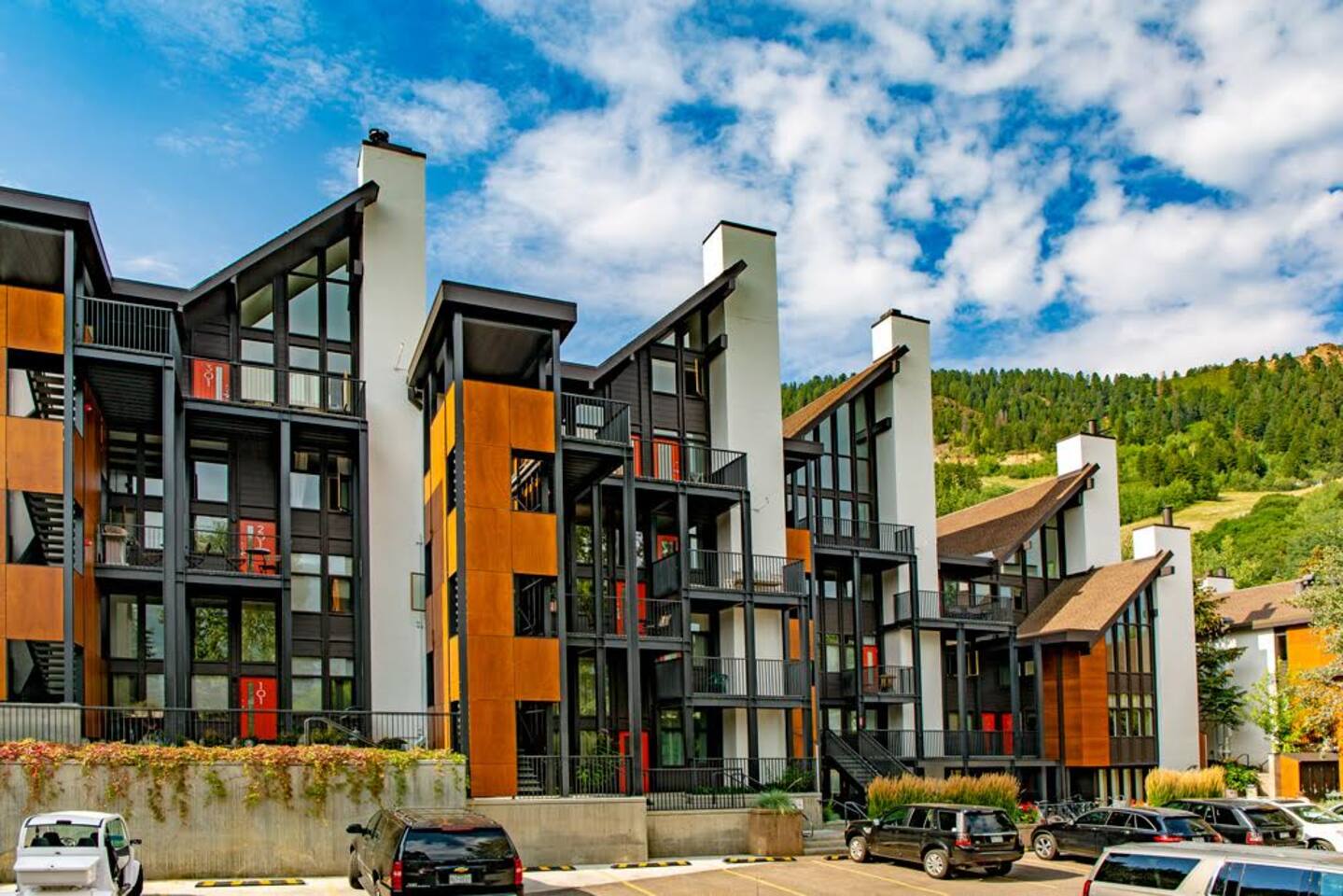 1 Bedroom for 4 w Parking in the CORE of Downtown