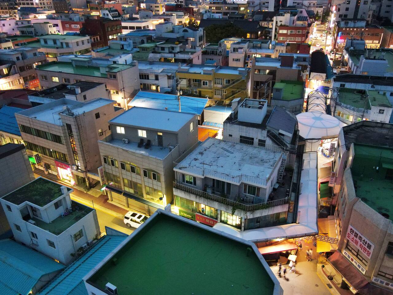 개인 루프탑 흡연실. 중앙시장과 월화거리에 위치한 숙소