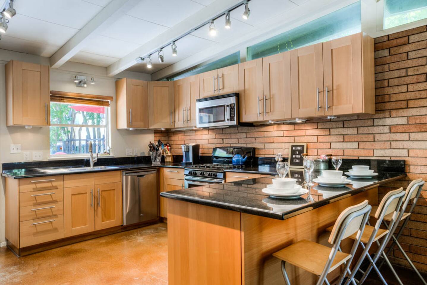 Next to UT, 3 Miles to Downtown, Pet- Friendly