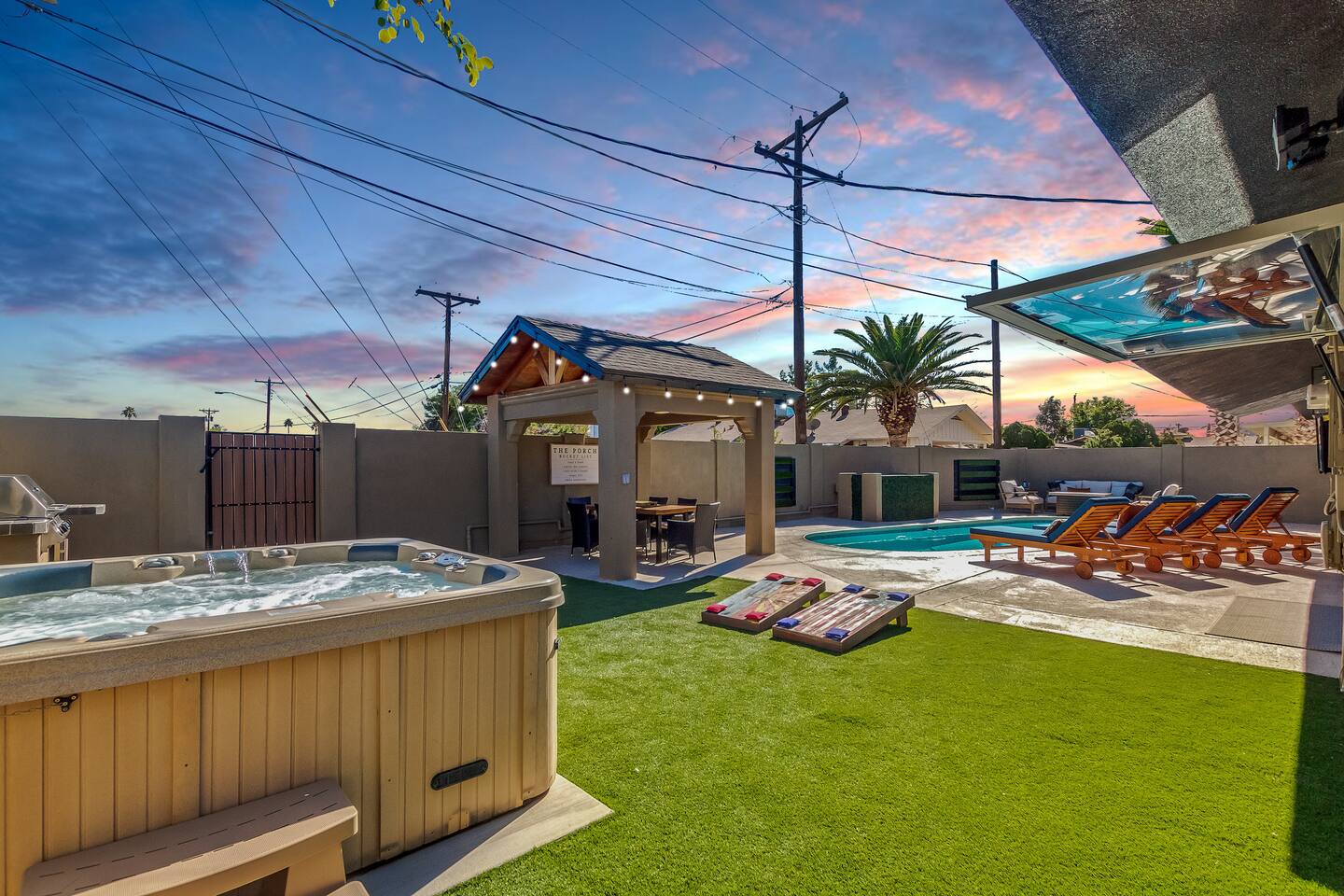 Minutes to Old Town 4BDR/3BA Sports Bar Game Room!