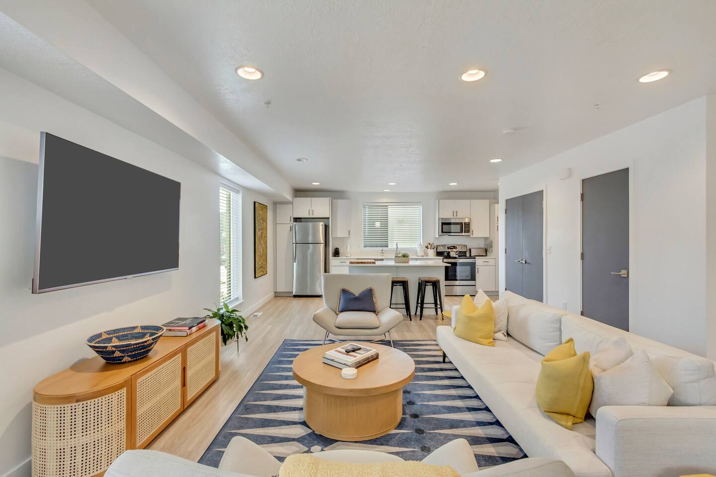 Private Downtown Townhouse 2 Suites/2.5 BA