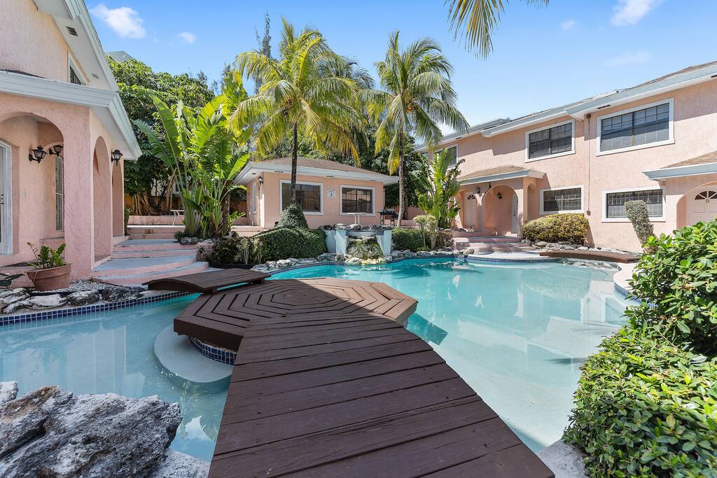 Near Atlantis, Beach + Restaurants