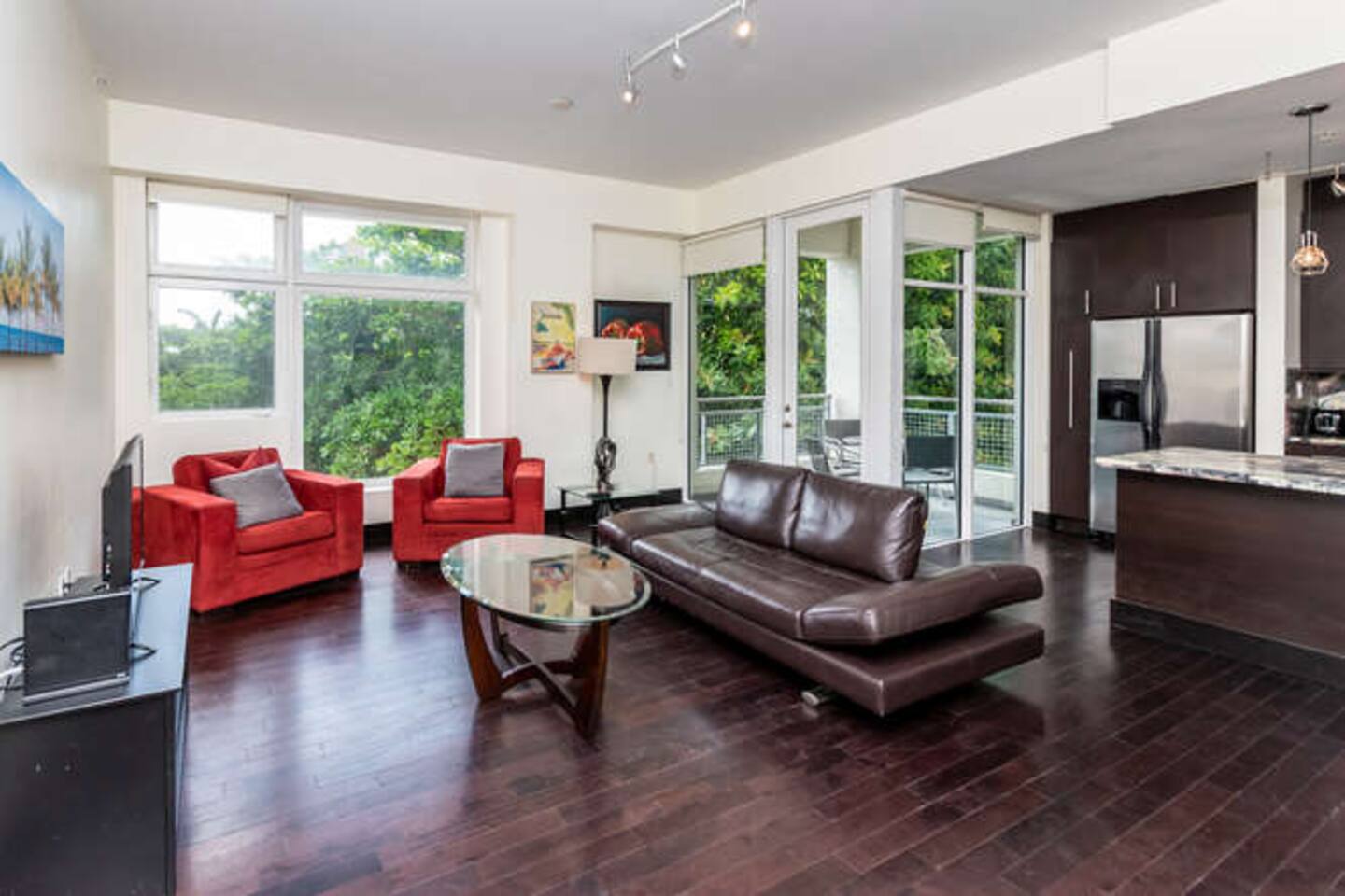 Updated Apt * Parking * Boutique bdg * Sleeps 4 *