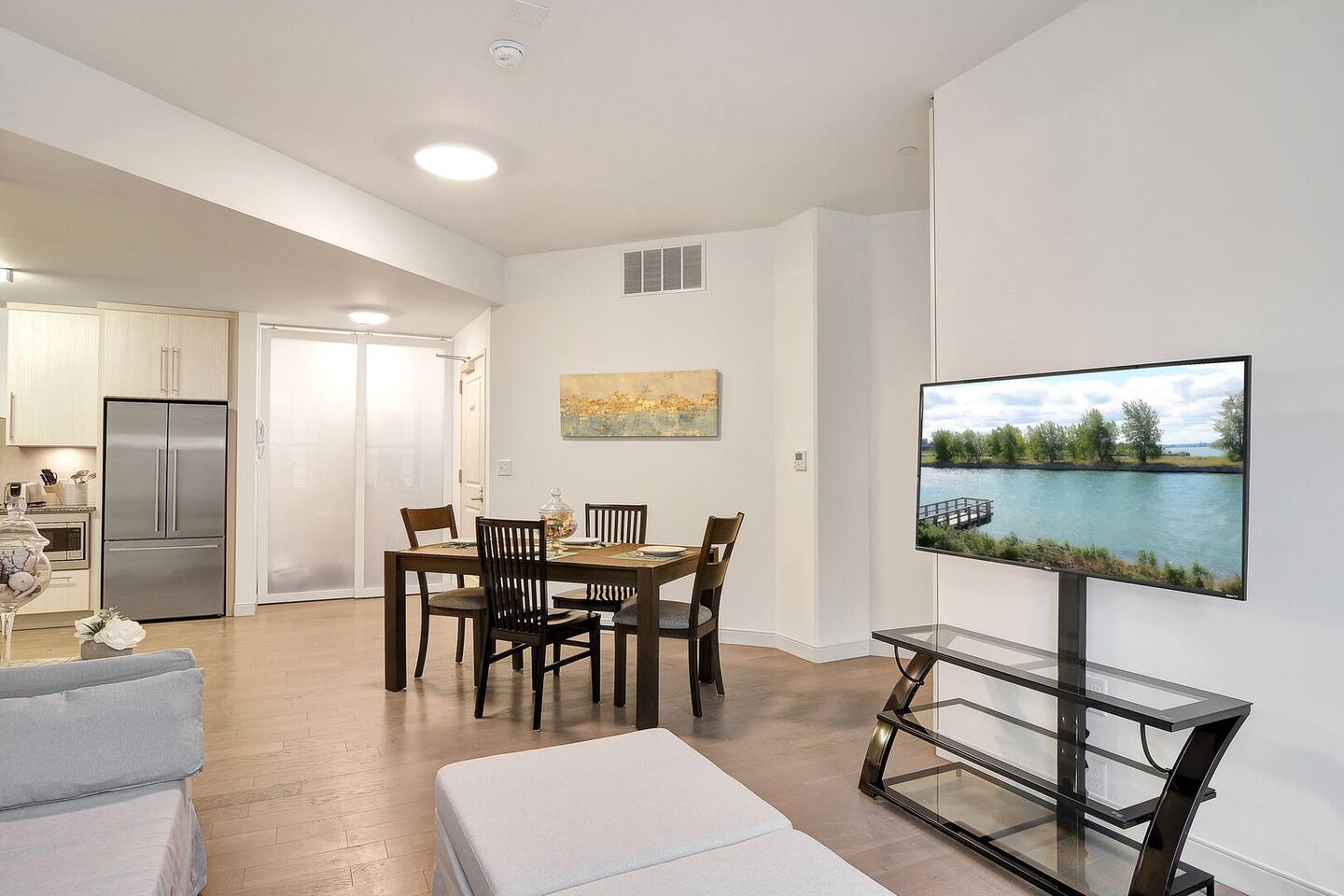 Sleek Buffalo/Niagara Condo with free parking -Monthly rates available-9 mins to Buffalo General Hospital