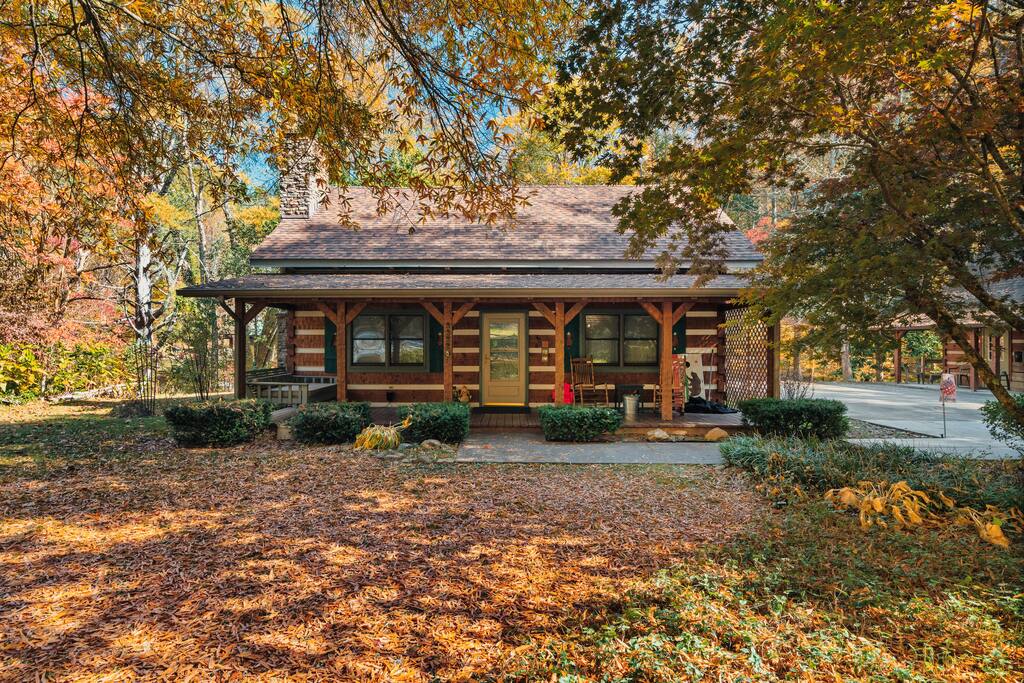 Smoky Mountains Cabin - Near Pigeon Forge - WiFi - Fire Pit - HOT TUB