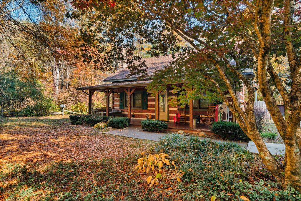 Smoky Mountains Cabin - Near Pigeon Forge - WiFi - Fire Pit - HOT TUB