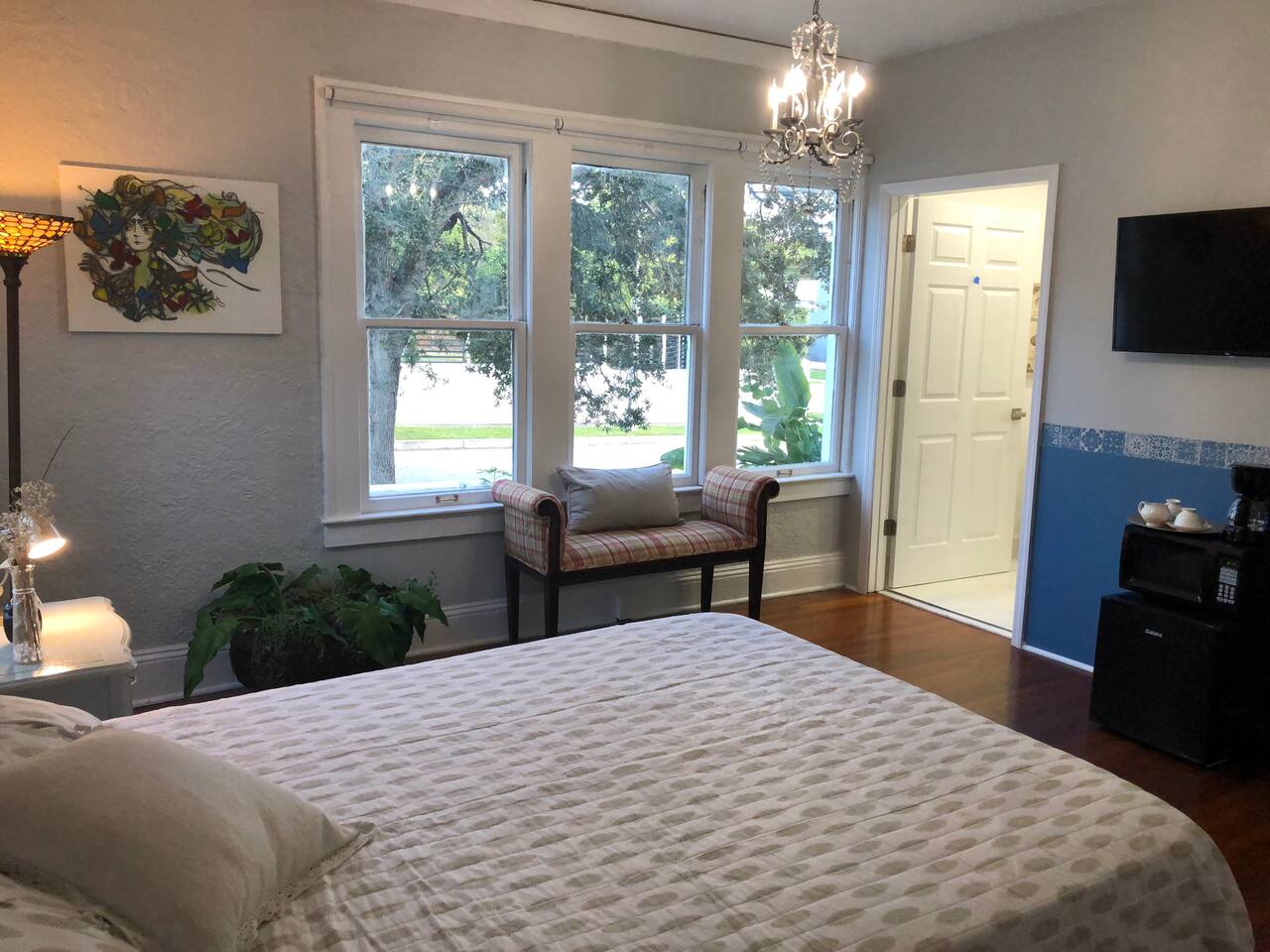 Comfy and Spacious Suite with Free Parking