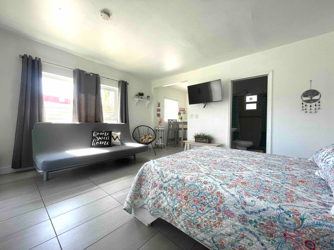 Chic and Comfortable Studio Free Street Parking