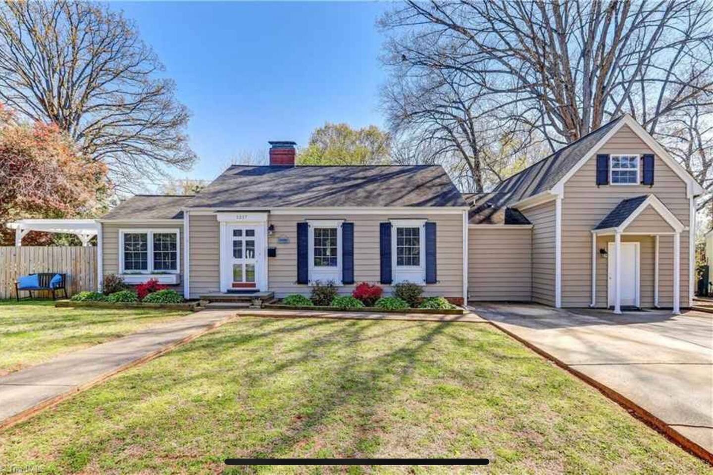 Beautiful 2bd, 1 bath awaits you w/ PVT entrance