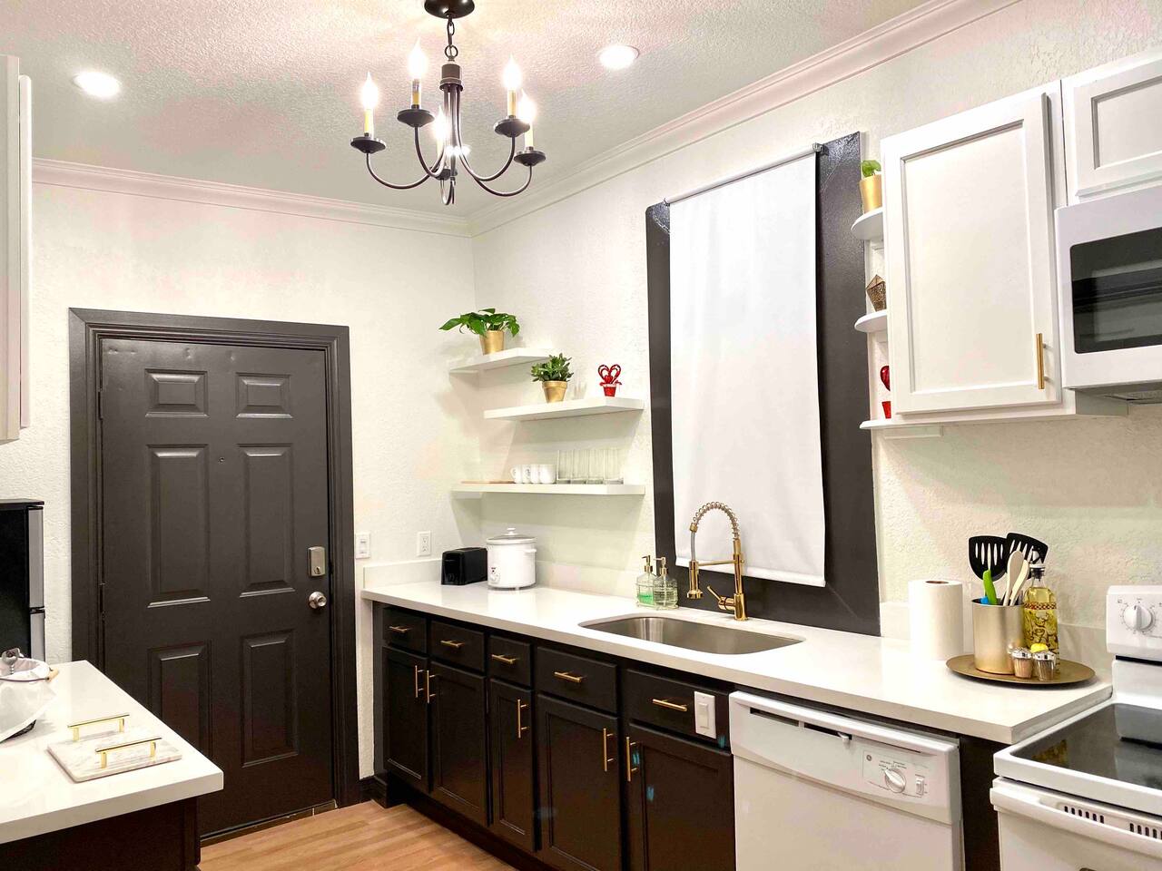 Relaxing Modern Apt with King Bed in Downtown