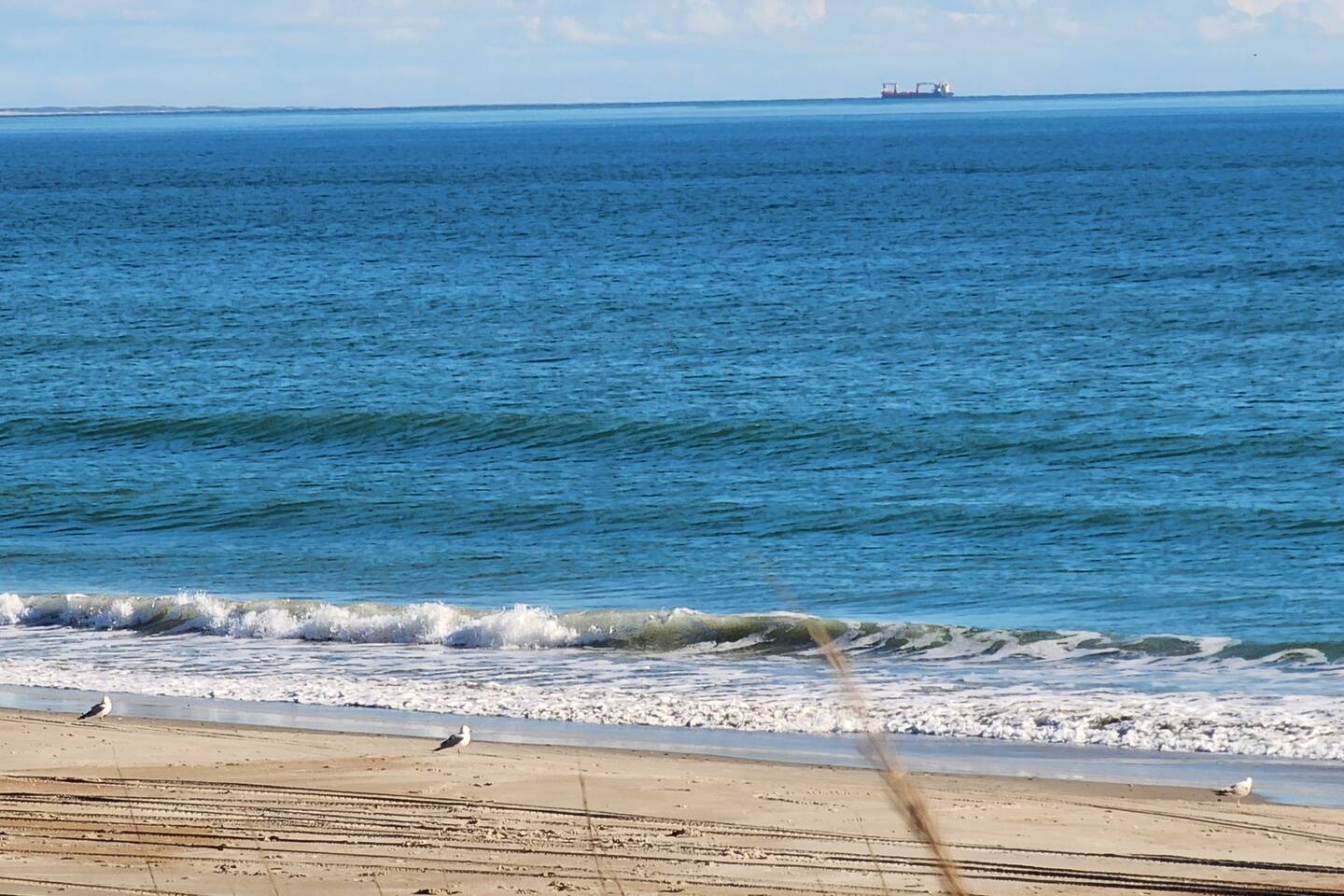 OS152 WiFi, steps to the beach, pool, w/d on-site