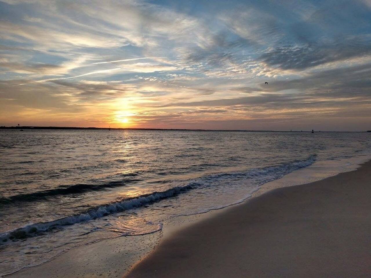 BS227 - Awesome Pool, dock, 3 minute walk to beach