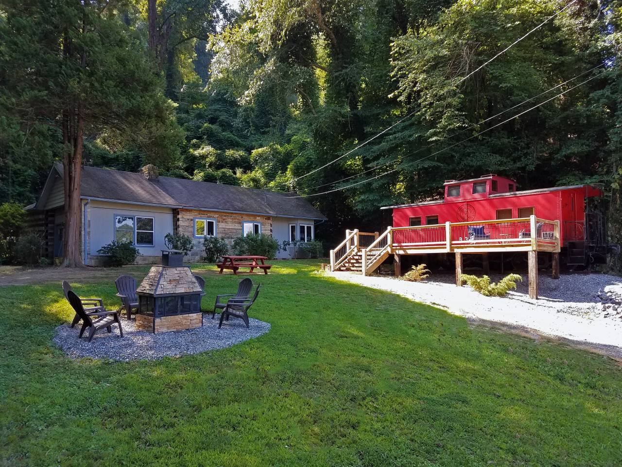 Caboose & Cottage: 2 Places to Stay - Walk to Town