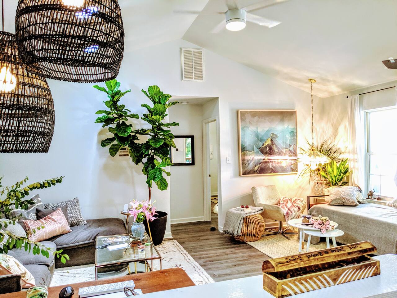 Peaceful Home, Steps to Downtown