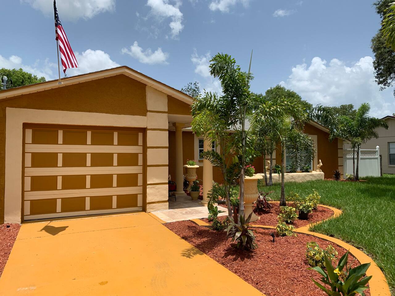 Heated Pool Sun-Splashed 3 BR/2 BA Getaway - Holiday Home