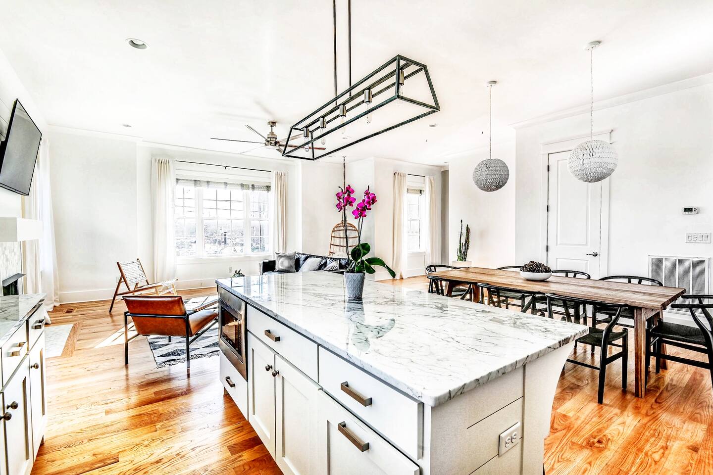 ★PROSPER HOUSE★ Three-story brick townhouse - Near Broadway, Skyline Views and lights +8bds