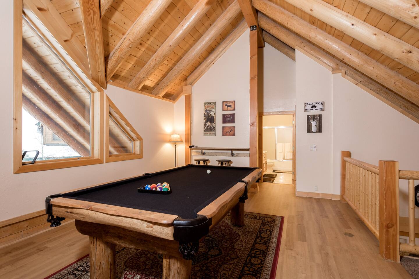 Large 6 bedroom. Walk to Snow Summit Ski. Hot Tub