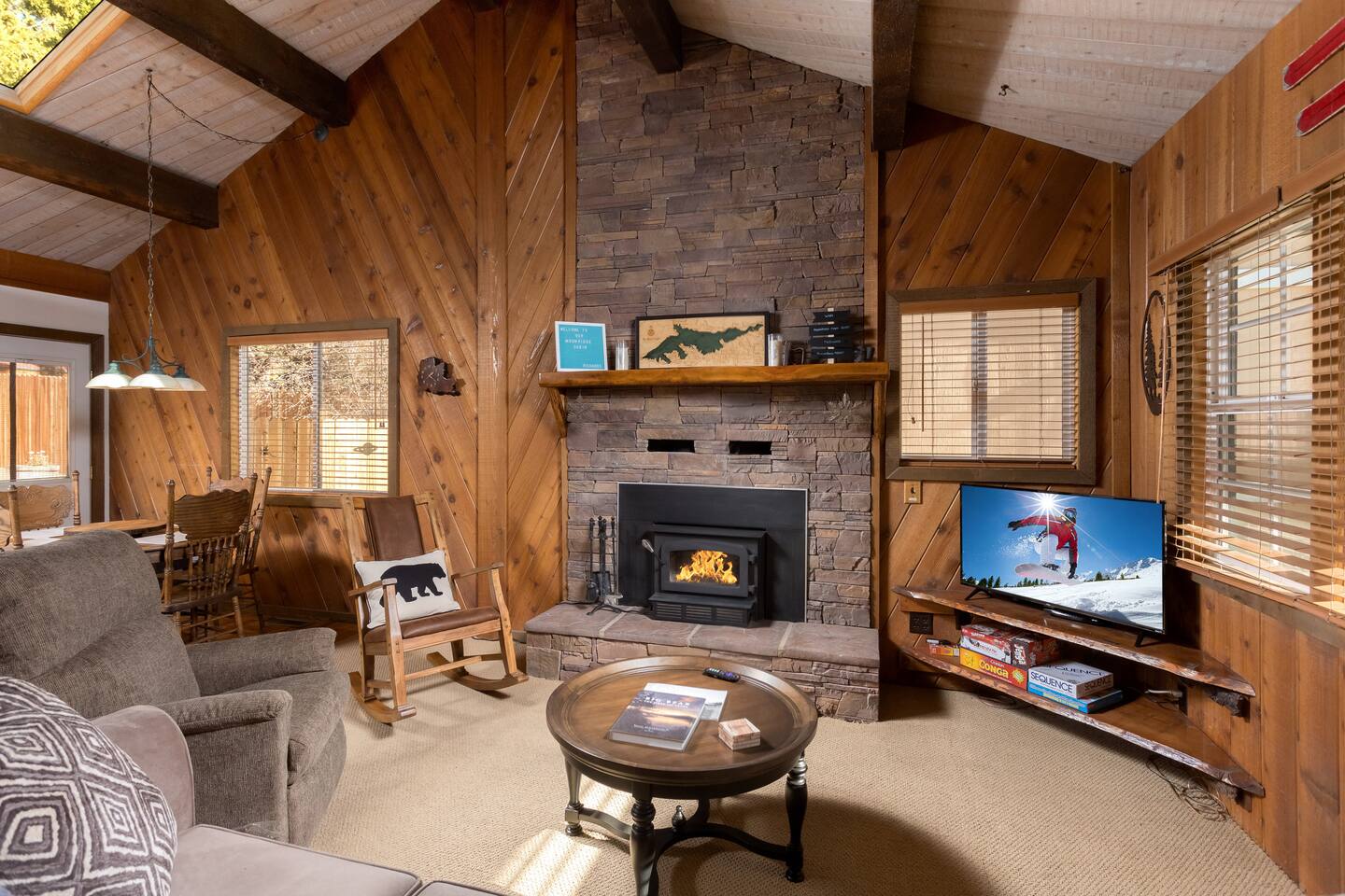 Walk to Zoo and Golf, Hot Tub, Enclosed Dog Yard