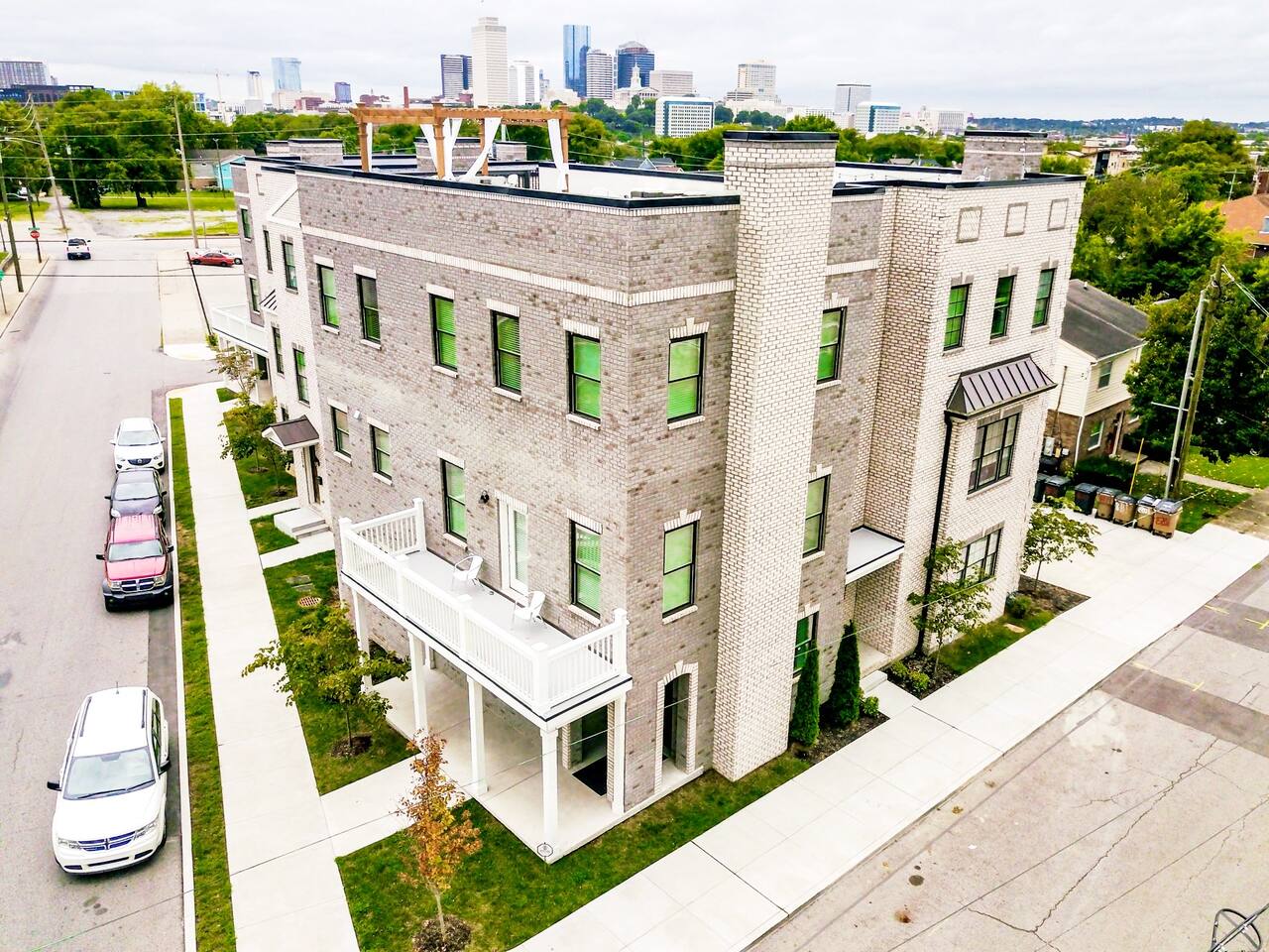 ★CELEBRATE HOUSE ★ Best Skyline Views In Downtown +8bds with Rooftop