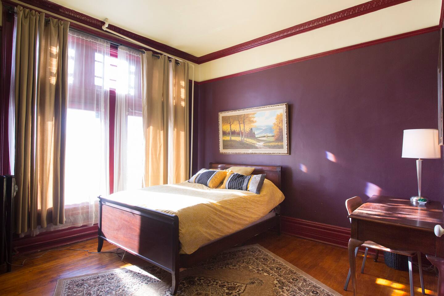 "Wine" Room - 1 block from train, Victorian Charm