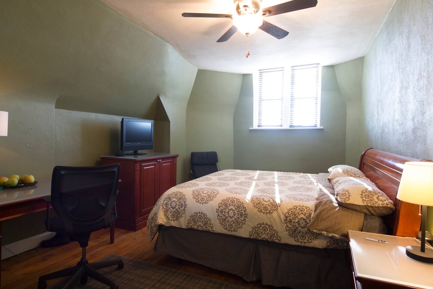 Green Room, Free Parking, King Bed, 1 Block to CTA