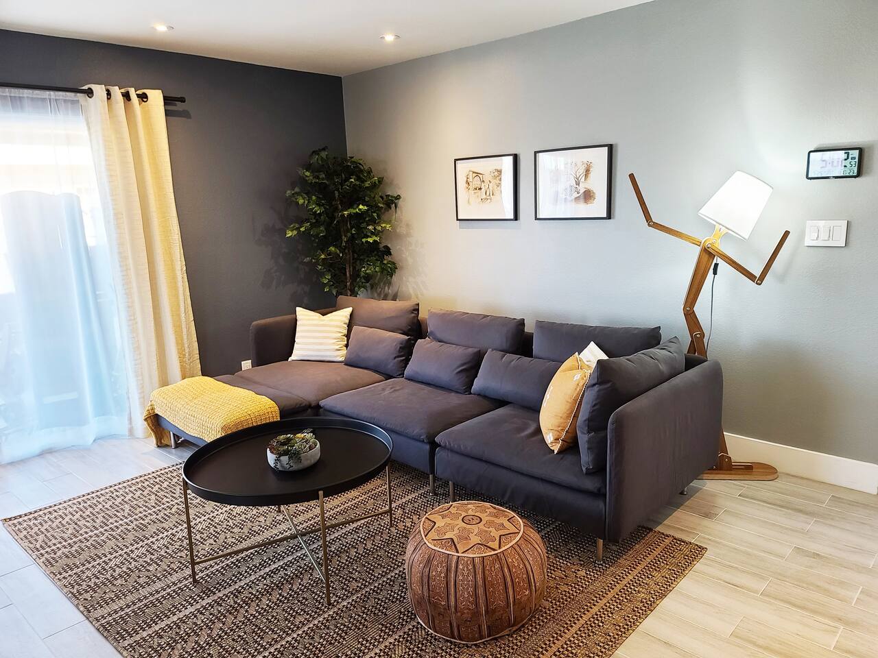 Modern 3BR house next to Airport & Strip!