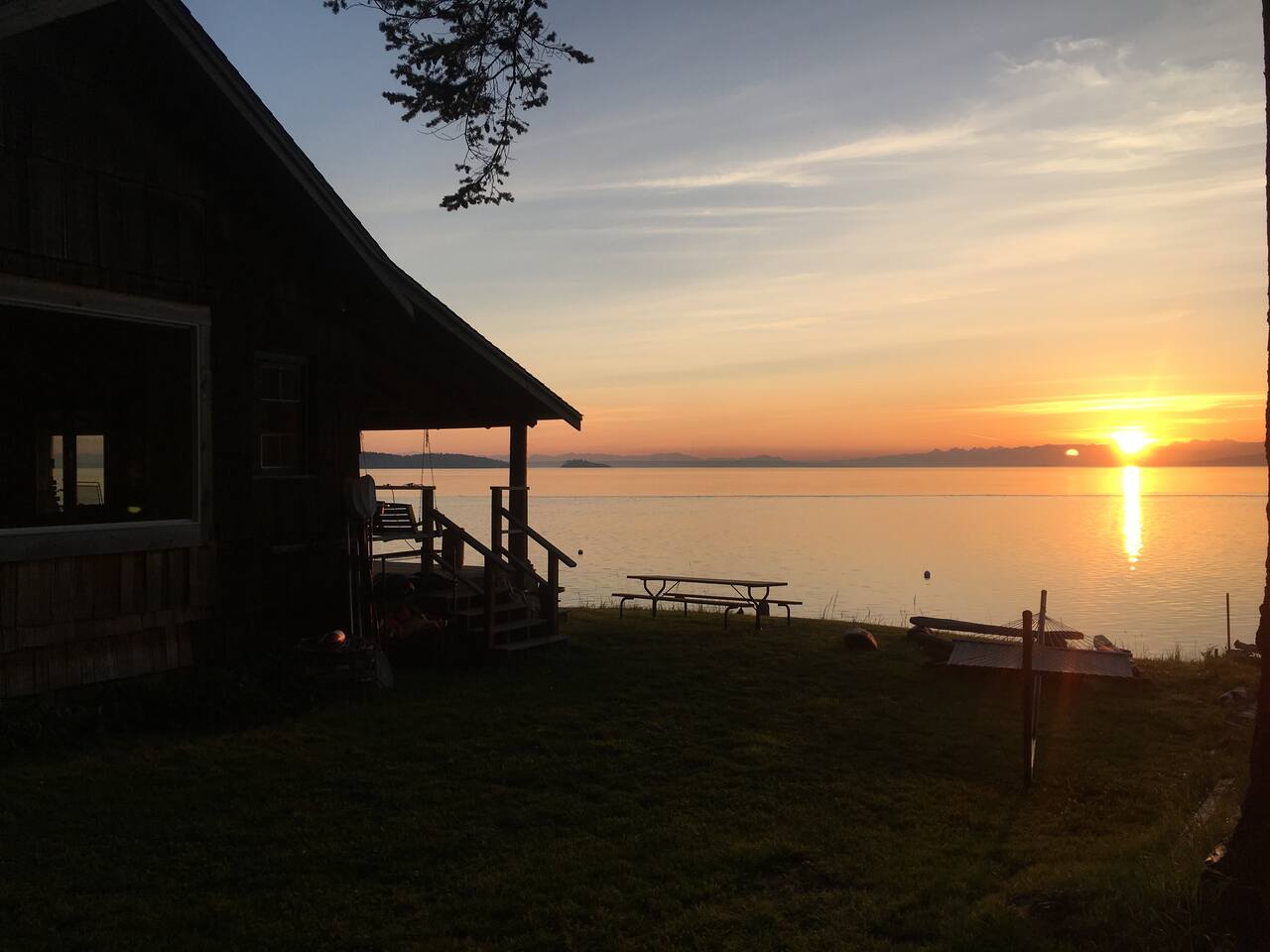 The Lodge: Private beach, kayaks, hot tub, bikes,