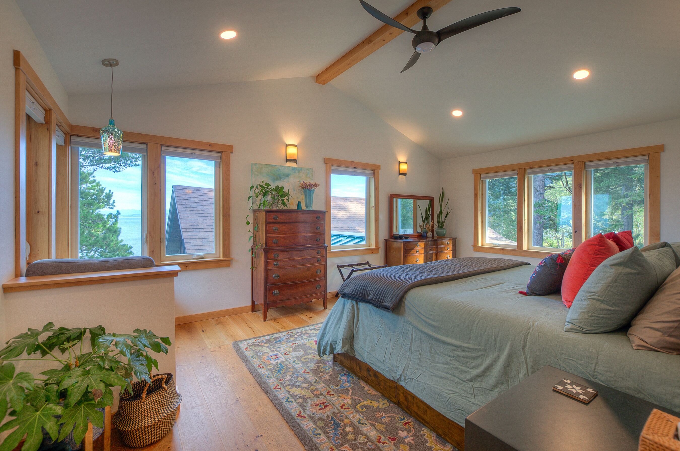 Ton of light, ocean and forest views. Sconce lighting, Ceiling fan, heat/AC