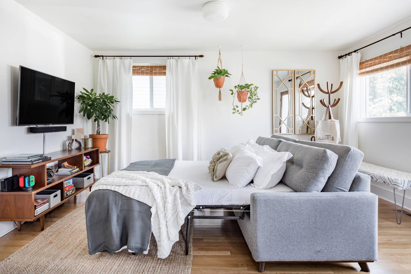 The Amethyst. Beautiful and Walkable to Cafes, Shops, Bars