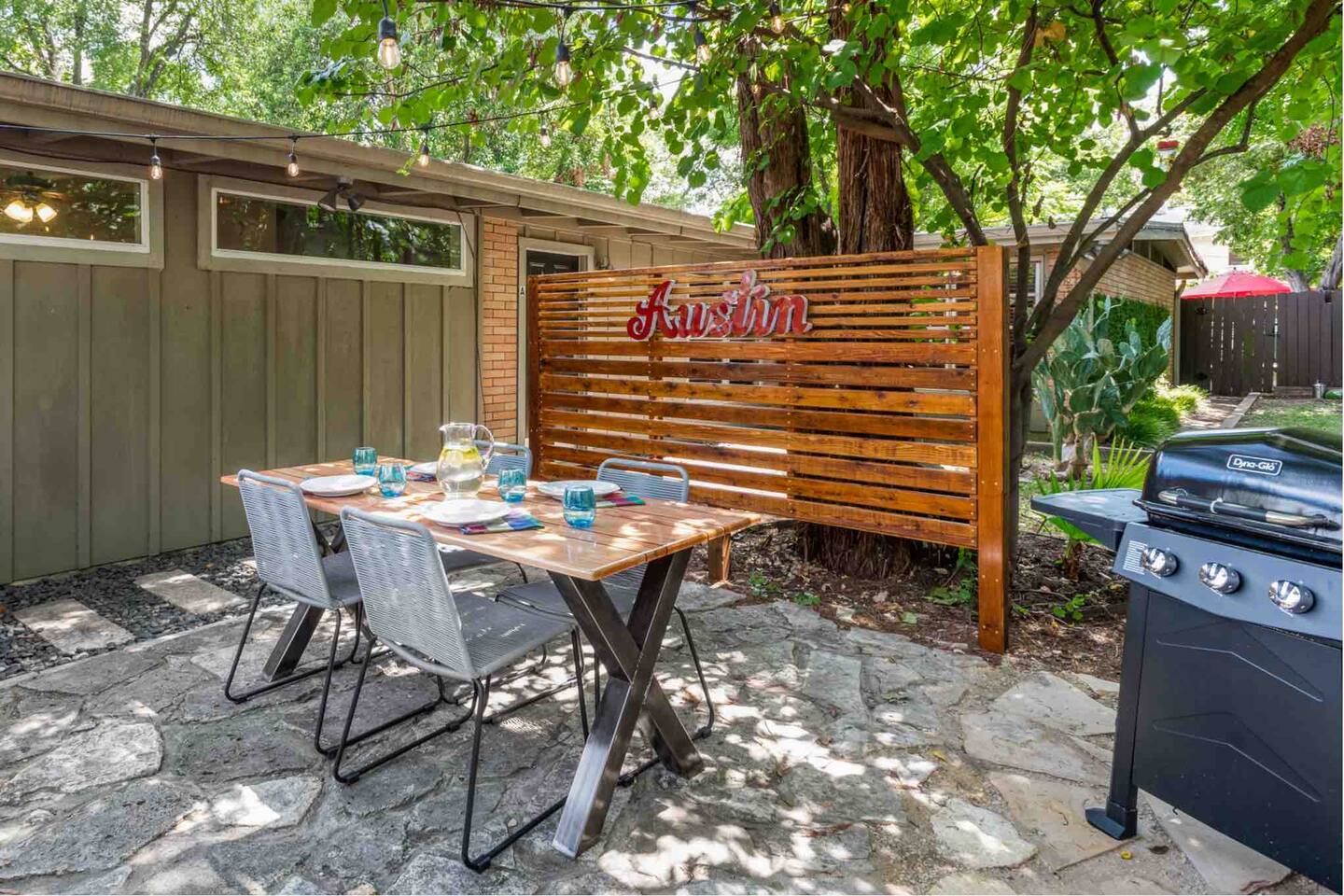 10mins Downtown, Next to UT, Outdoor Dining &Grill