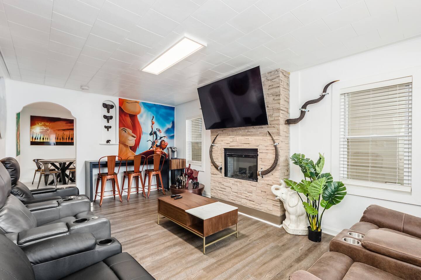 ★ Lion Safari ★ Private Home with Game Room ★