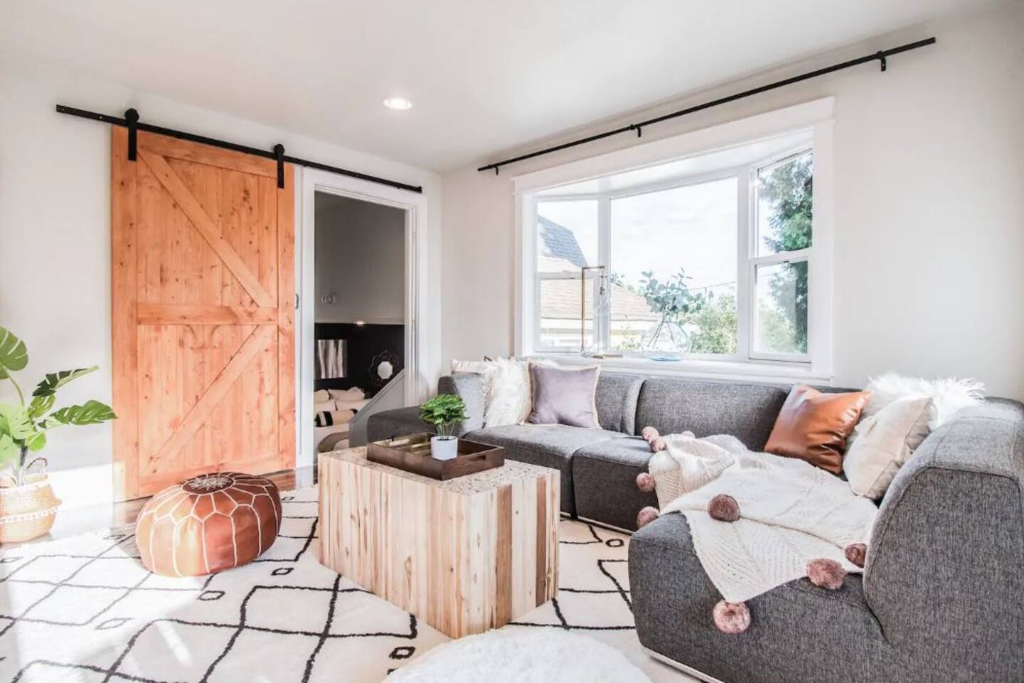 Seattle 4BR Farmhouse – Yard & Cozy Fire Pit