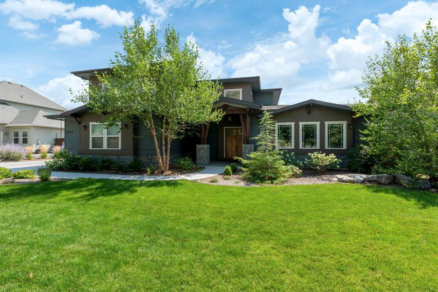 House with Theater * Neighborhood pool