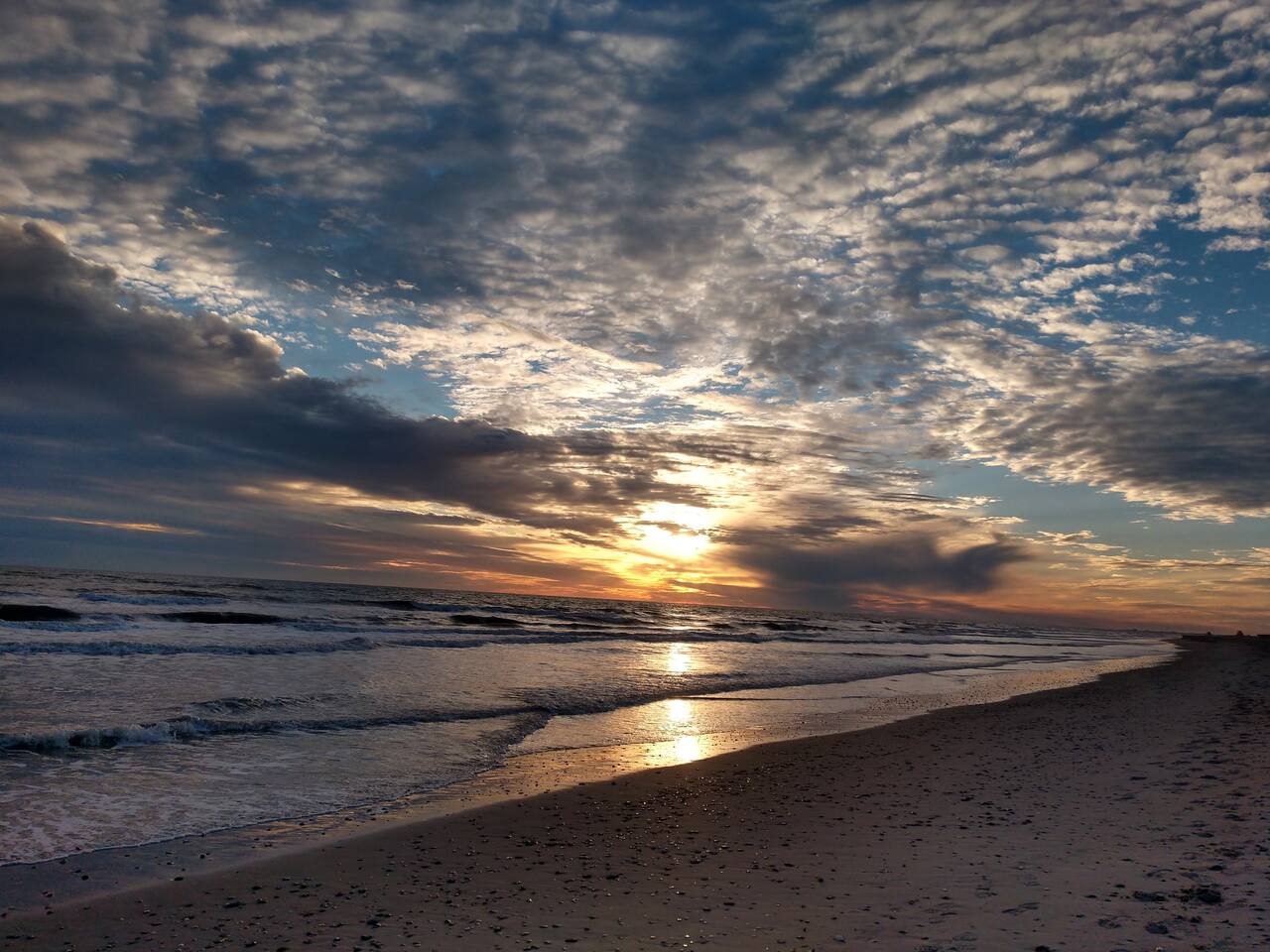 BS234 Sound view, pool, 3 minute walk to the beach