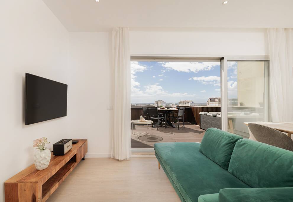 Top-Floor 2BR, Sea and city Views & Jacuzzi