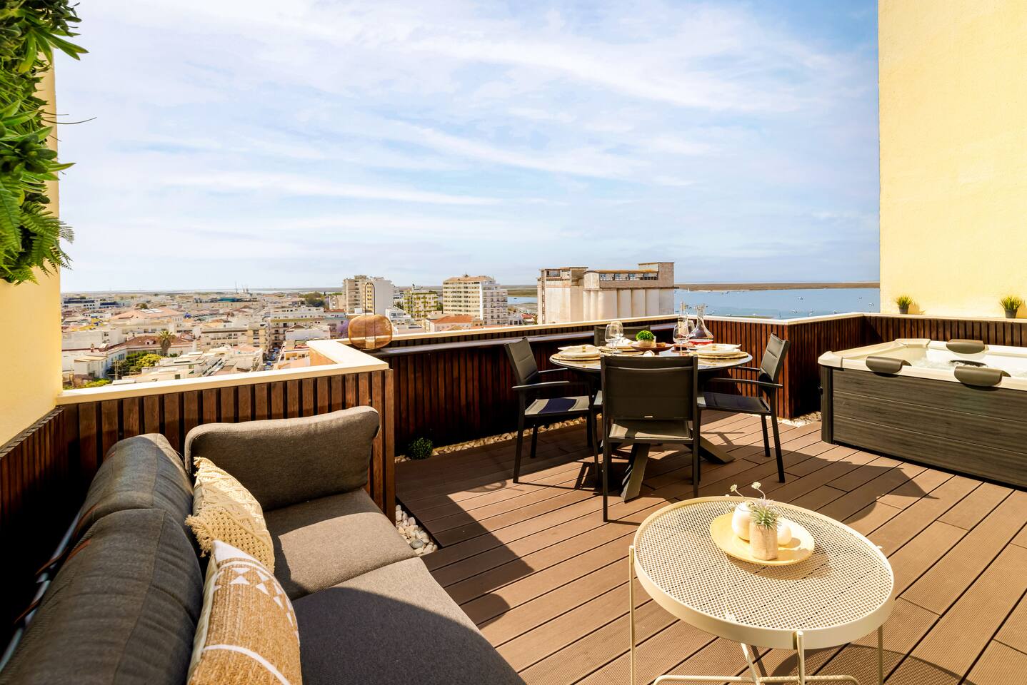 Top-Floor 2BR, Sea and city Views & Jacuzzi