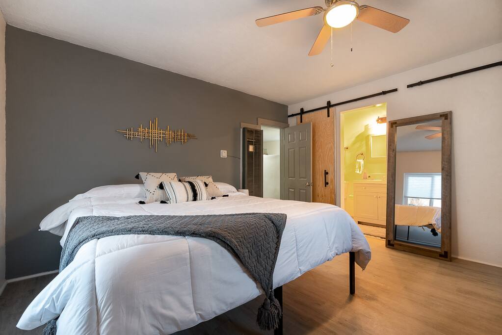 Stylishly Small House @Nob Hill/UNM Area /King Bed