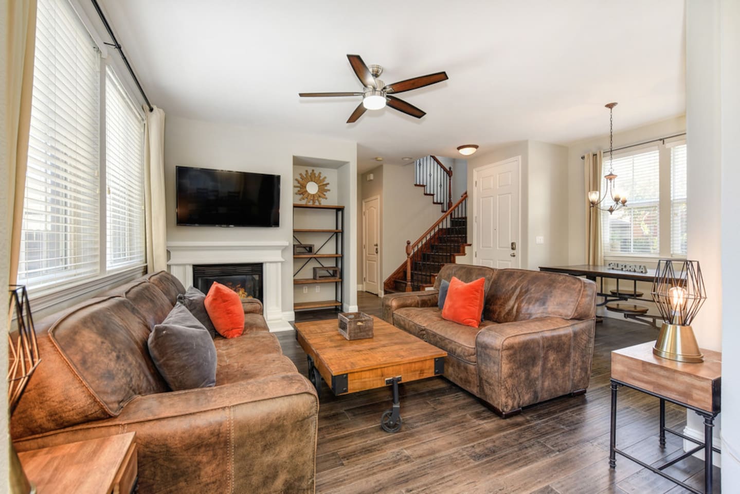 GiannoSilverHome: (Sleeps 6), W/BBQ, Near Downtown