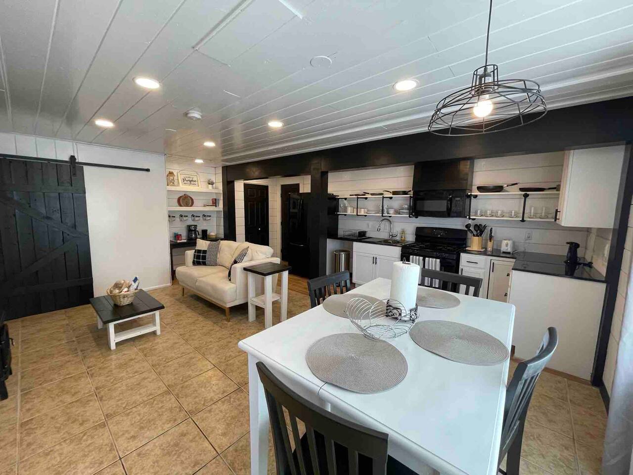 Modern Farmhouse apt 3 min from Ft Bliss & UMC