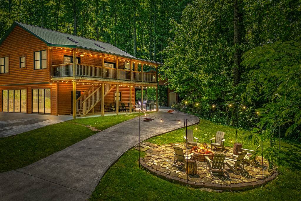 Secluded |4 bd| Central Location|Game Room|Hot tub