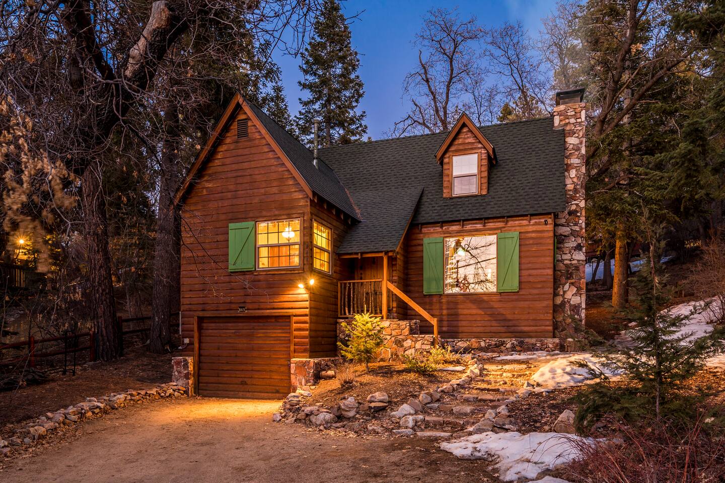 Vintage Historic Charm, Hot Tub, Sledding Yard.
