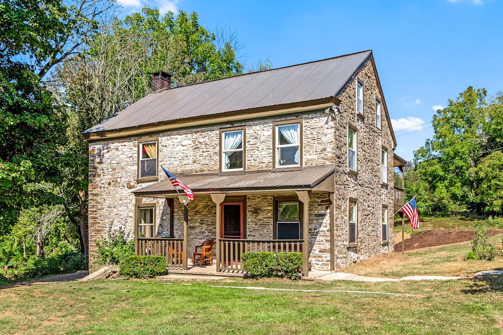 Country Farmhouse (Social Distancing Special*)