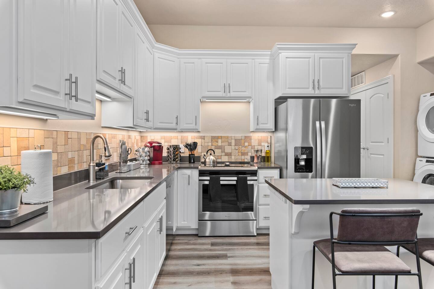 Downtown Lux King Suite | 400+ Wi-Fi | BYU