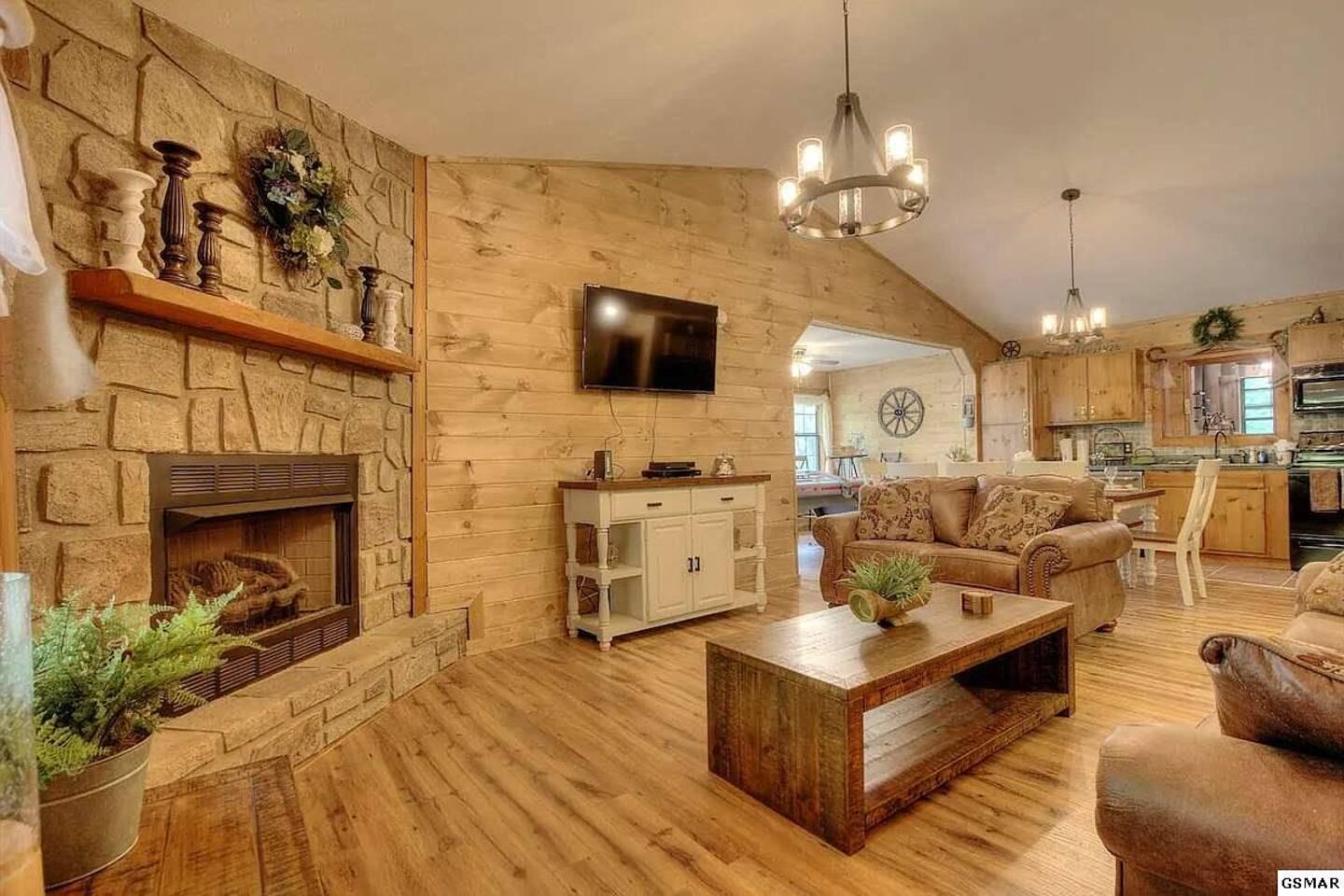 10 Min to PF, Hot Tub, Fire Pit, BBQ!